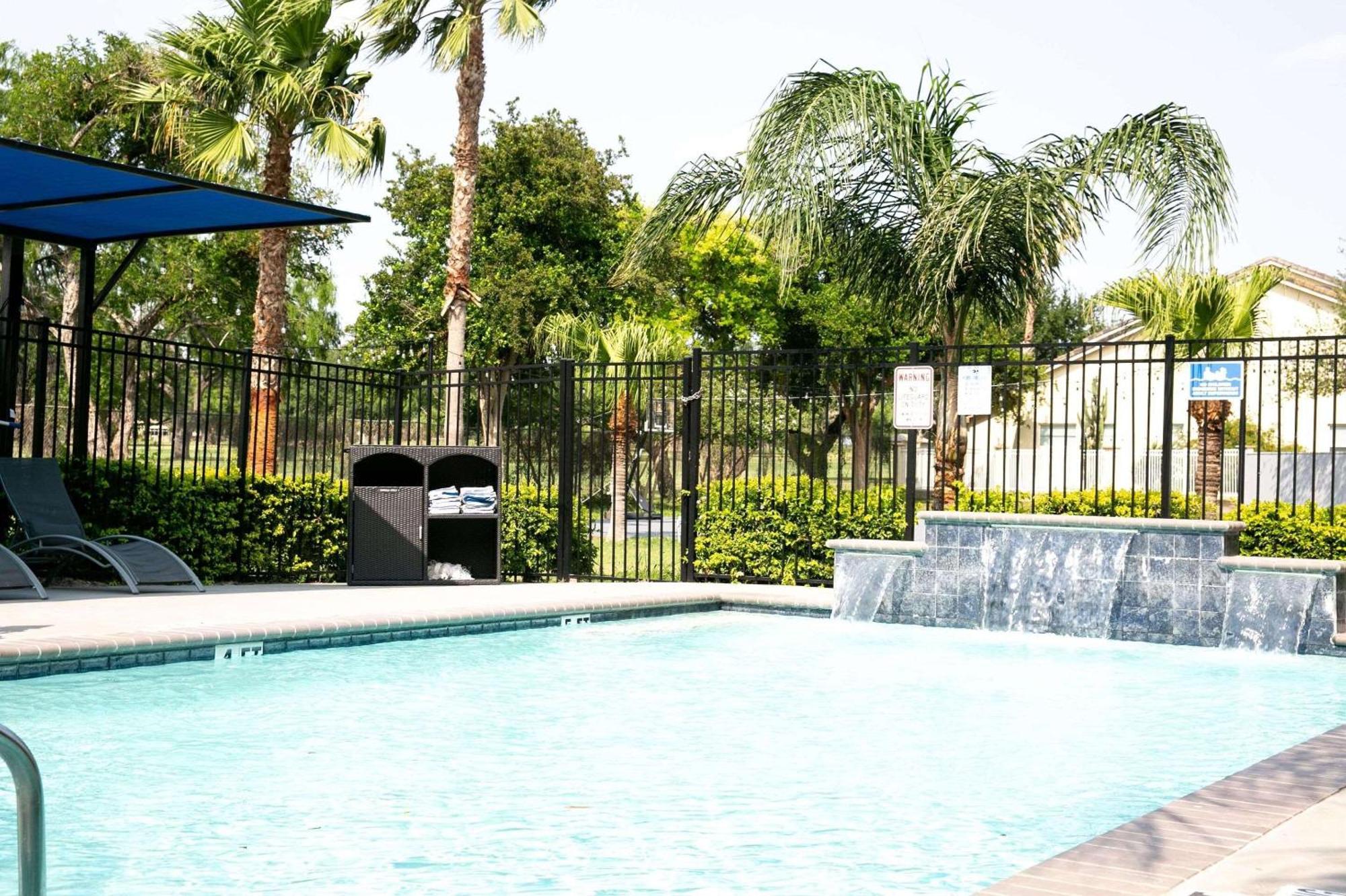 Radisson Hotel McAllen Airport Buitenkant foto