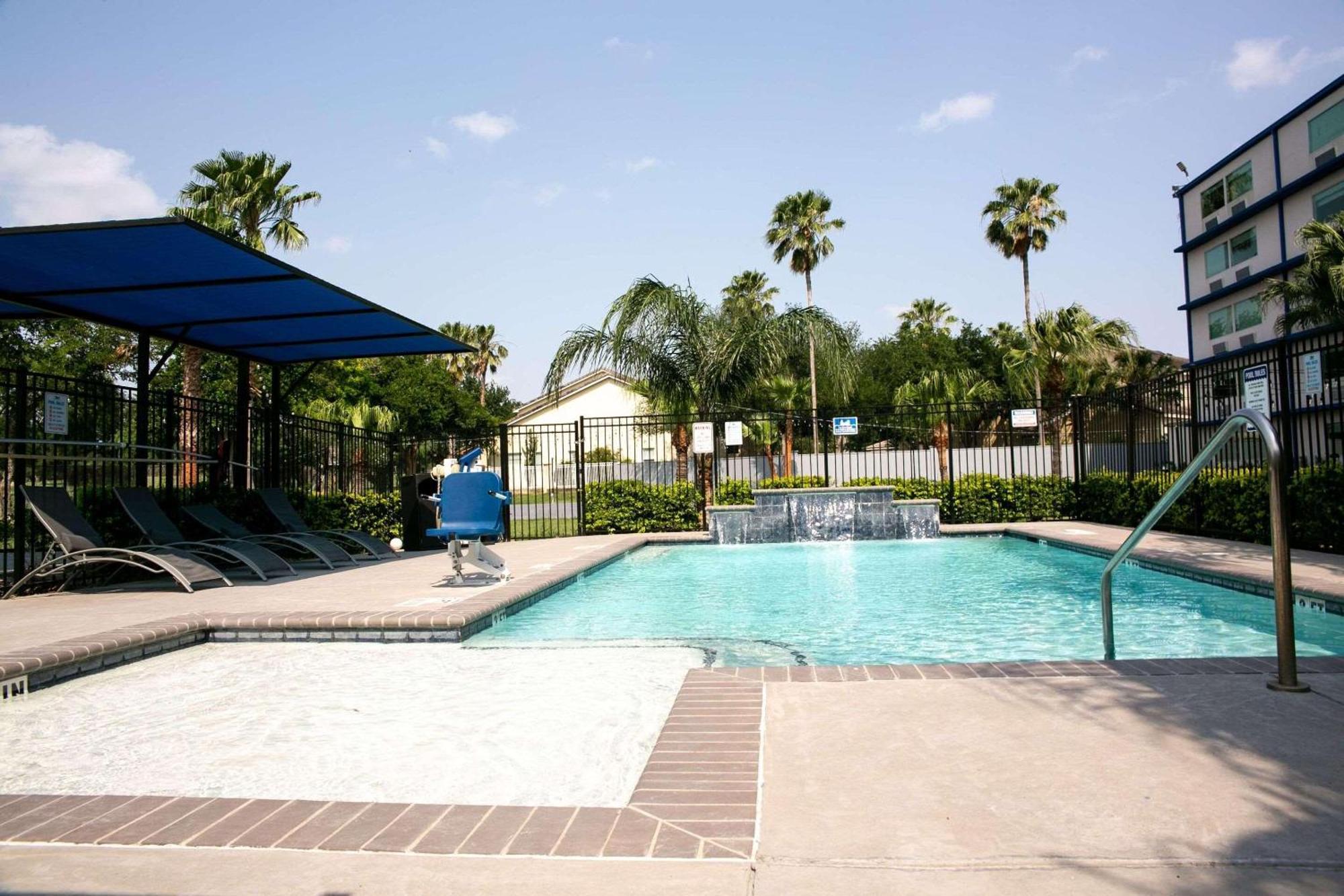 Radisson Hotel McAllen Airport Buitenkant foto